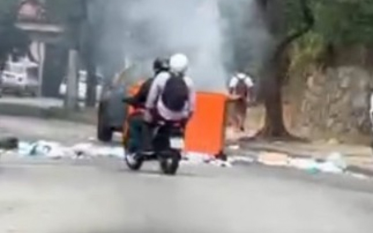 Lixeira com entulhos queimados funcionaram como barricadas contra presen&ccedil;a policial