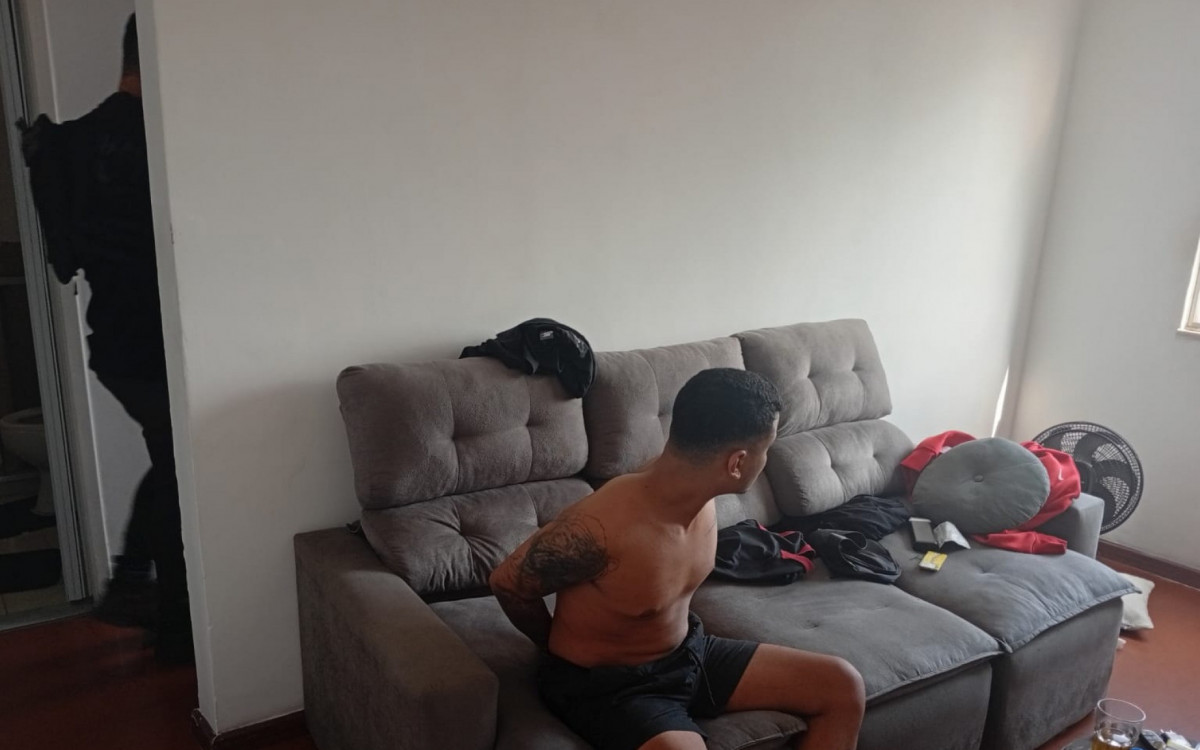 O produtor musical precisou ser algemado por ter um comportamento agressivo, de acordo com a vítima