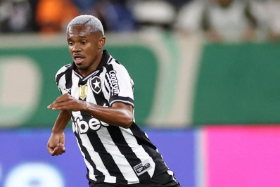Jeffinho ganha oportunidade e recebe elogios de Davide no Botafogo: 'Muito talento'