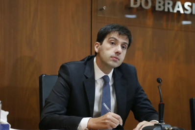 Inflação vem caindo, mas segmento de serviços segue com mais inércia, diz diretor do BC