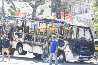 Fotos: Ônibus é incendiado durante operação no Morro do Dendê, na Ilha do Governador
