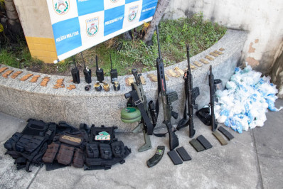 Ações em comunidades da Ilha do Governador têm tiroteios, presos e morto