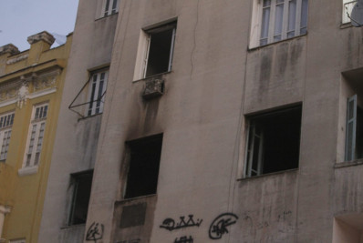 Incêndio atinge apartamento no Centro do Rio e deixa dois feridos