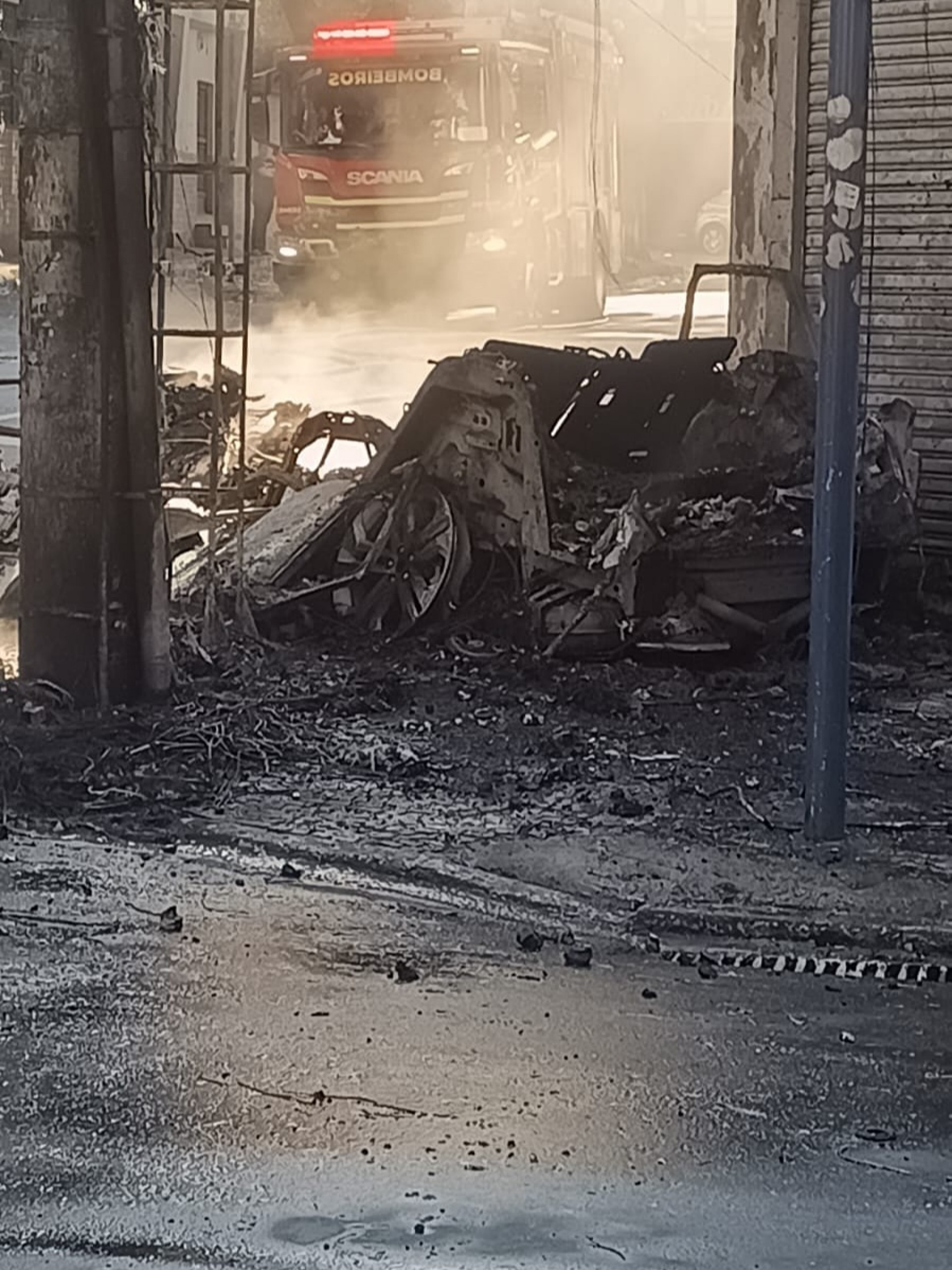 Veículo roubado por criminosos ficou totalmente destruído