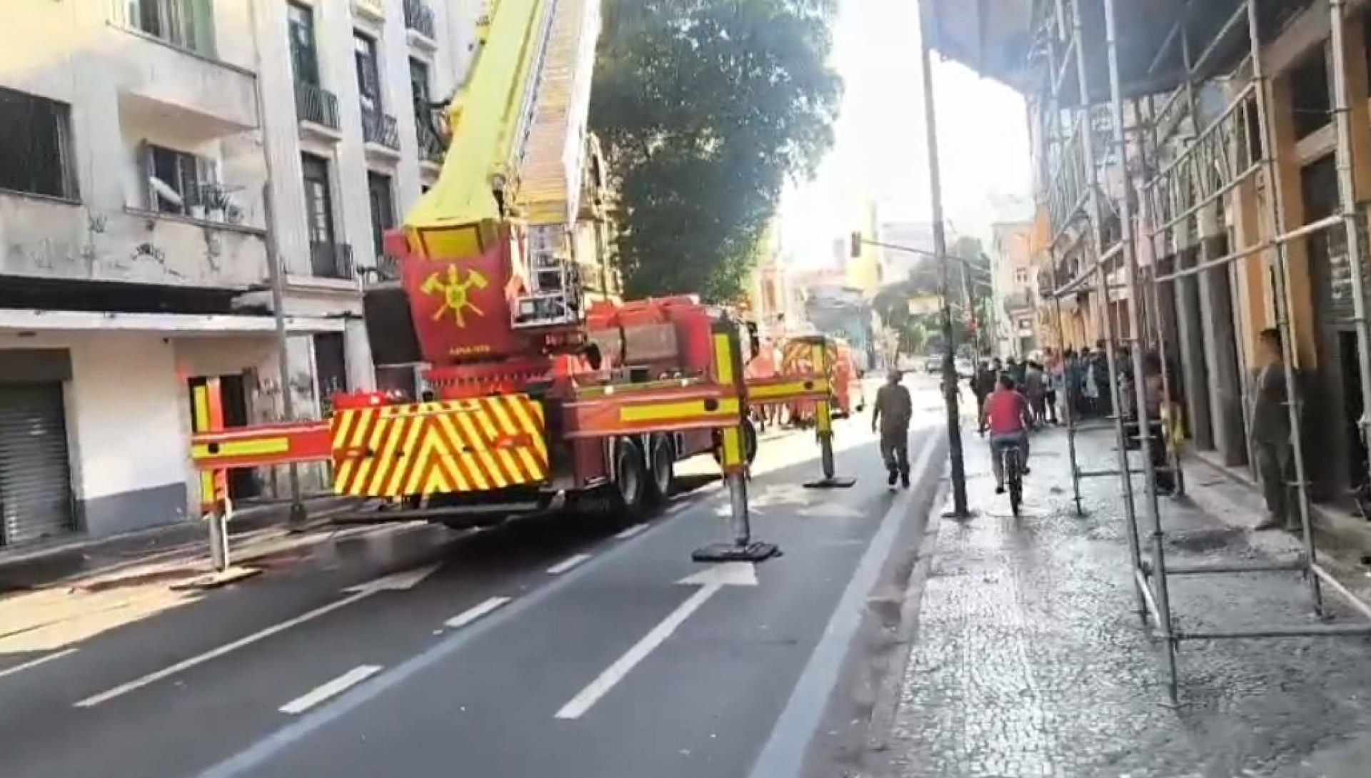 Incêndio atingiu apartamento no segundo andar de um prédio na Avenida Mem de Sá, no Centro do Rio - Divulgação/CET-Rio