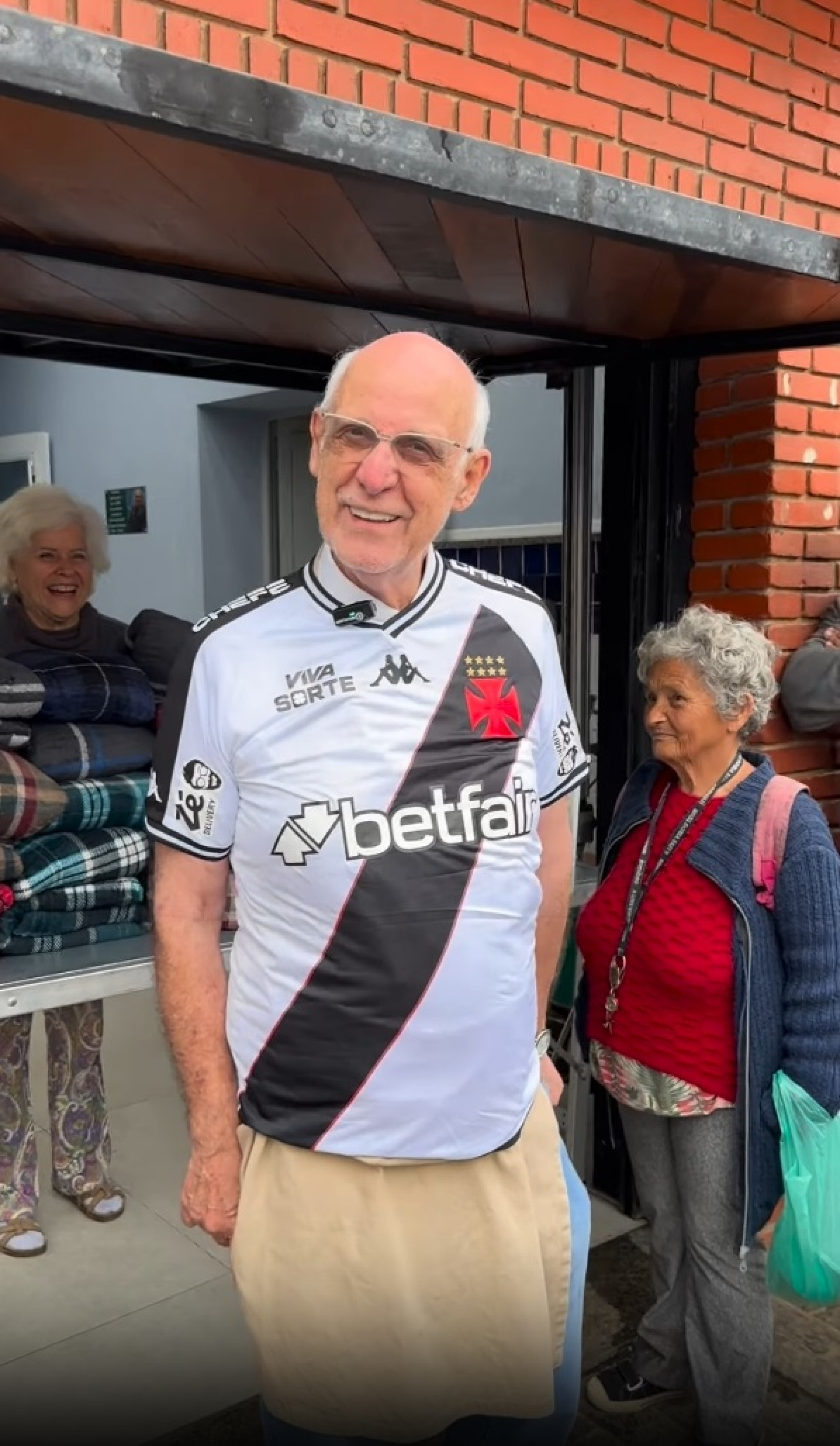 Padre Julio Lancellotti celebrou vitória do Vasco durante ação social - Reprodução / Instagram