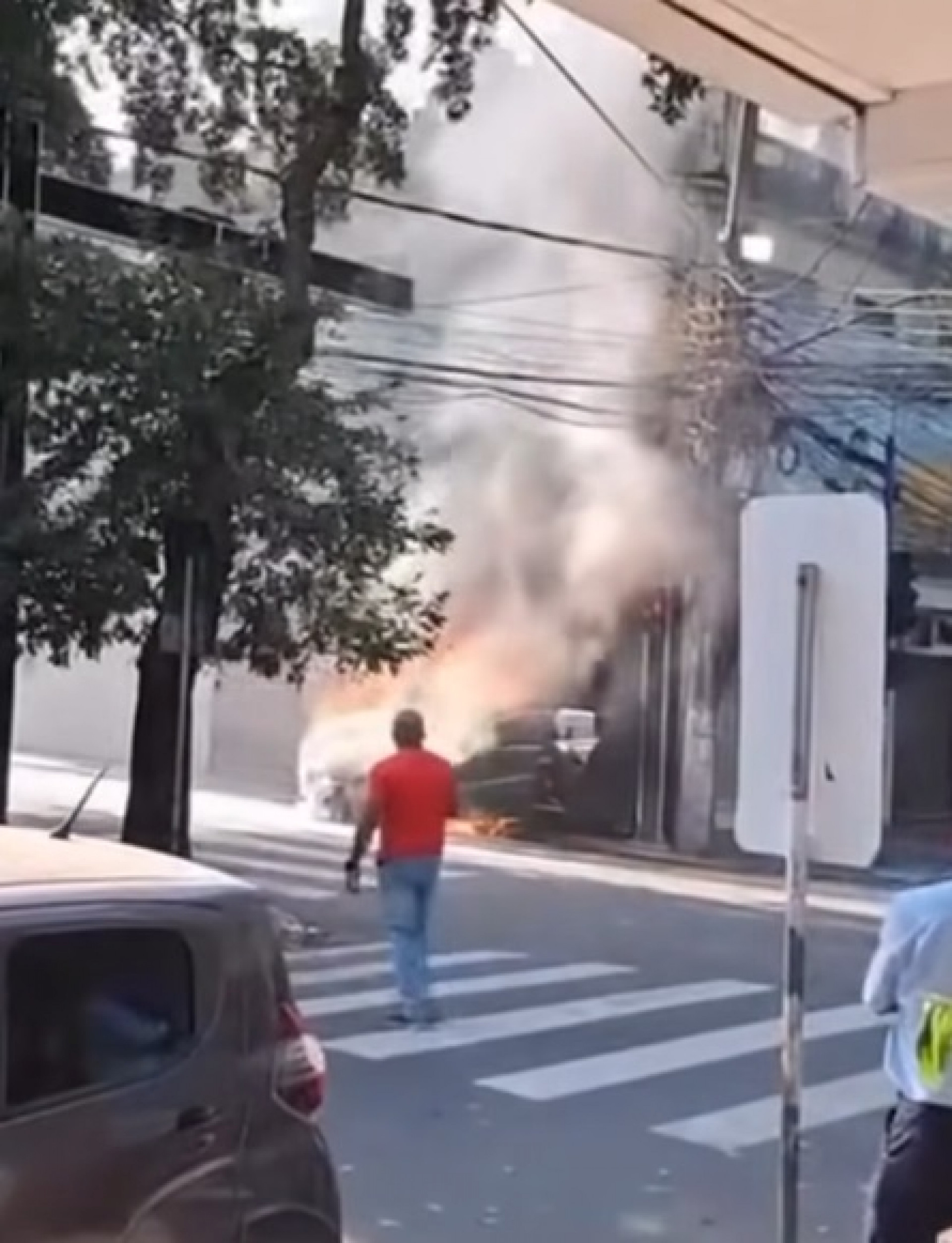 Incêndio provocado por bandidos provocou coluna de fumaça
