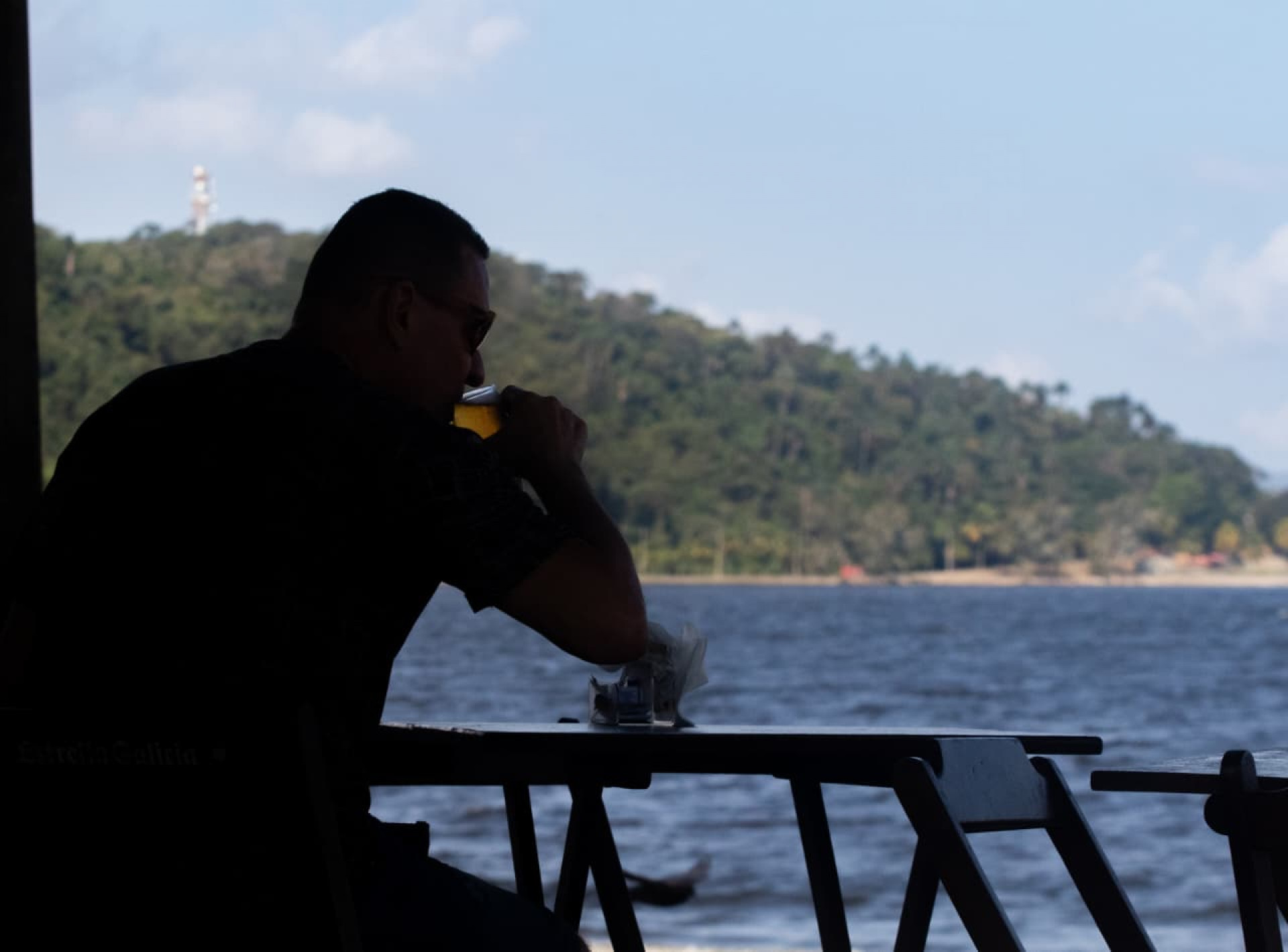 Cariocas aproveitam temperaturas amenas na Praia da Bica, na Ilha do Governador - Érica Martin/Agência O Dia