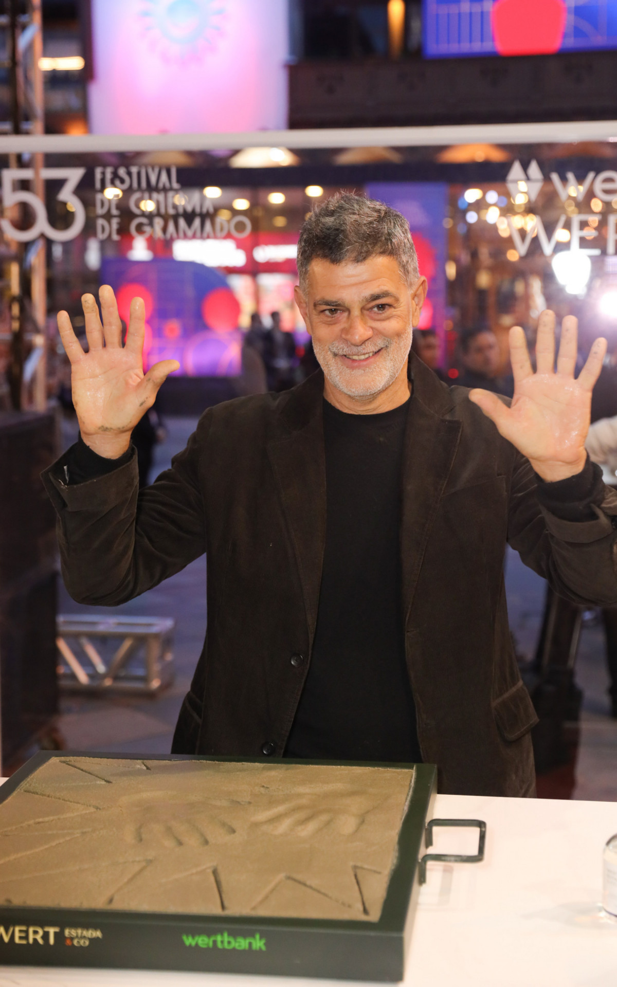 Eduardo Moscovis \'carimba\' mãos na calçada da fama do Festival de Cinema de Gramado