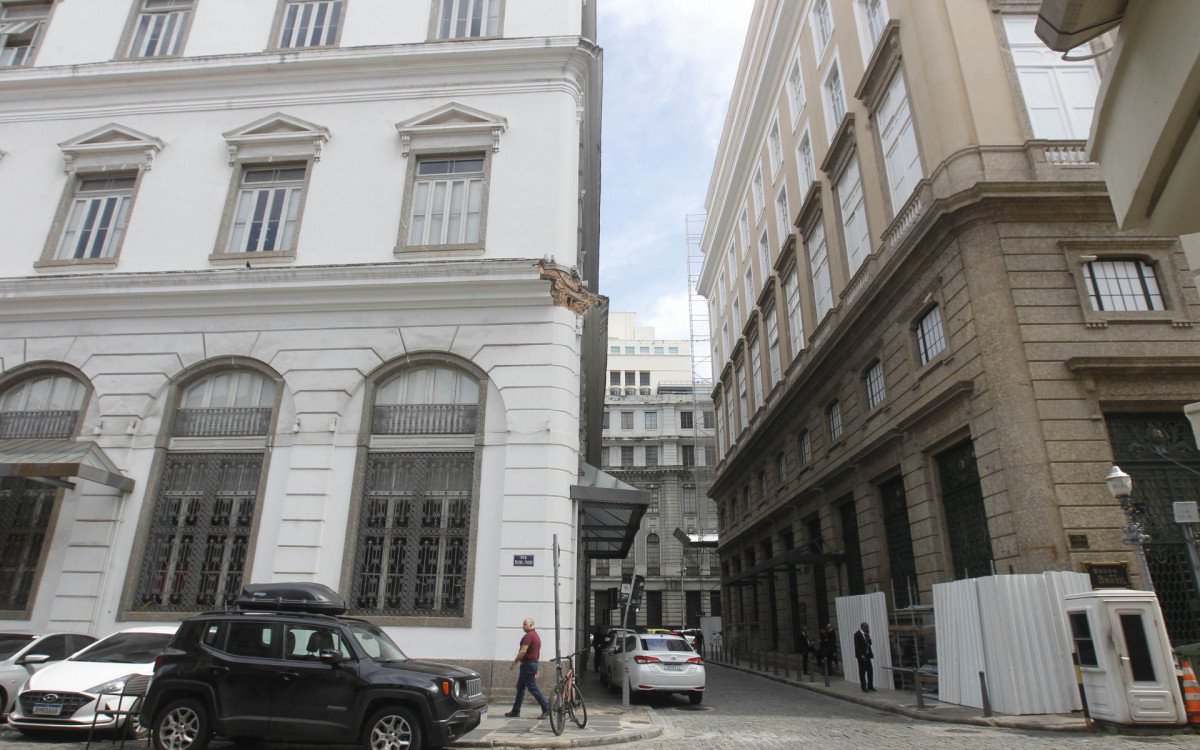 Parte da marquise da sede do Correios, no Centro, segue sem reparos ap&oacute;s desabamento em 2023 - Reginaldo Pimenta/Ag&ecirc;ncia O Dia