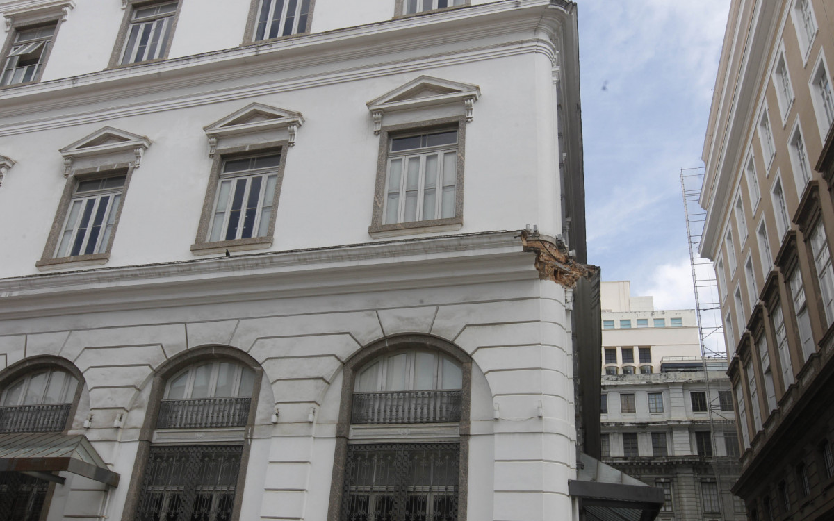 Parte da marquise da sede do Correios, no Centro, segue sem reparos ap&oacute;s desabamento em 2023 - Reginaldo Pimenta/Ag&ecirc;ncia O Dia