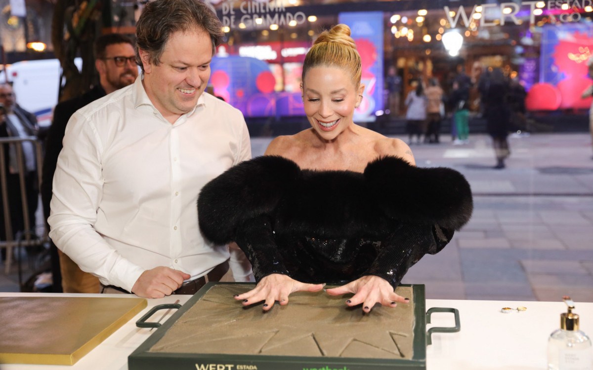 Danielle Winits \'carimba\' mãos na calçada da fama do Festival de Cinema de Gramado