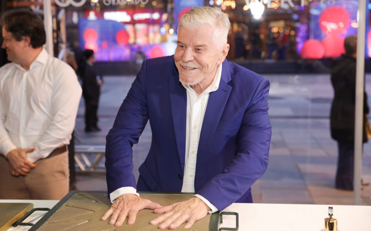 Miguel Falabella \'carimba\' mãos na calçada da fama do Festival de Cinema de Gramado