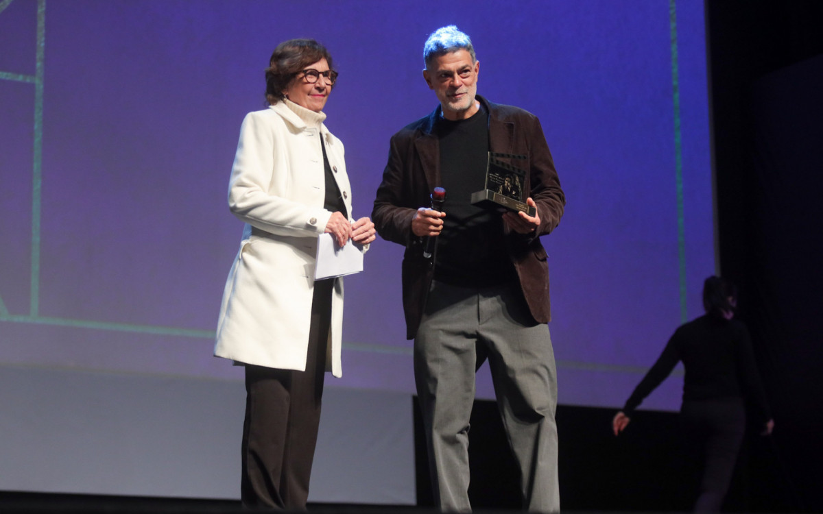 Mariza Leão recebe Troféu Eduardo Abelin das mãos de Eduardo Moscovis no Festival de Cinema de Gramado
