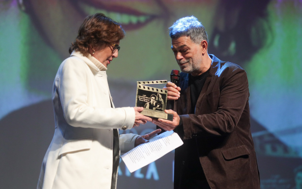 Mariza Leão recebe Troféu Eduardo Abelin das mãos de Eduardo Moscovis no Festival de Cinema de Gramado