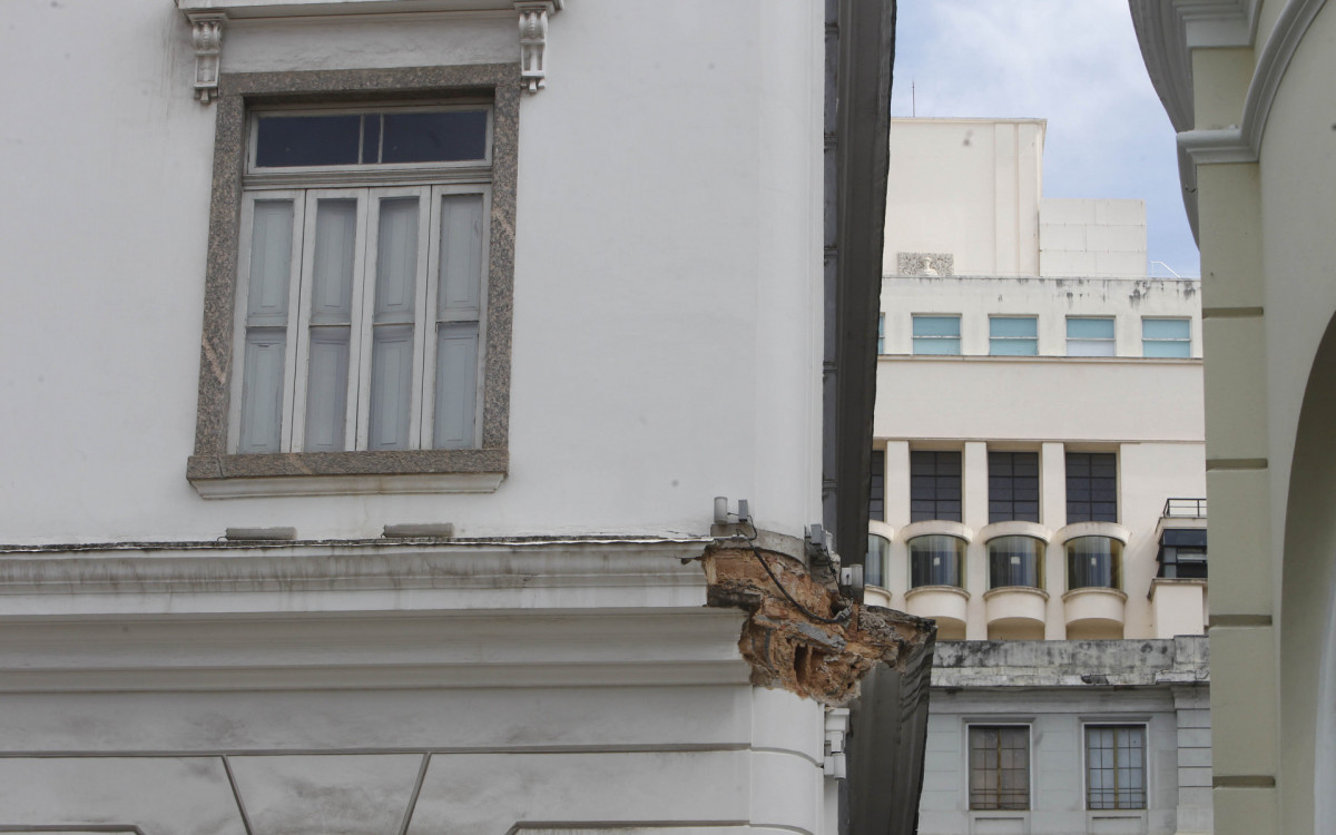 Parte da marquise da sede do Correios, no Centro, segue sem reparos ap&oacute;s desabamento em 2023 - Reginaldo Pimenta/Ag&ecirc;ncia O Dia