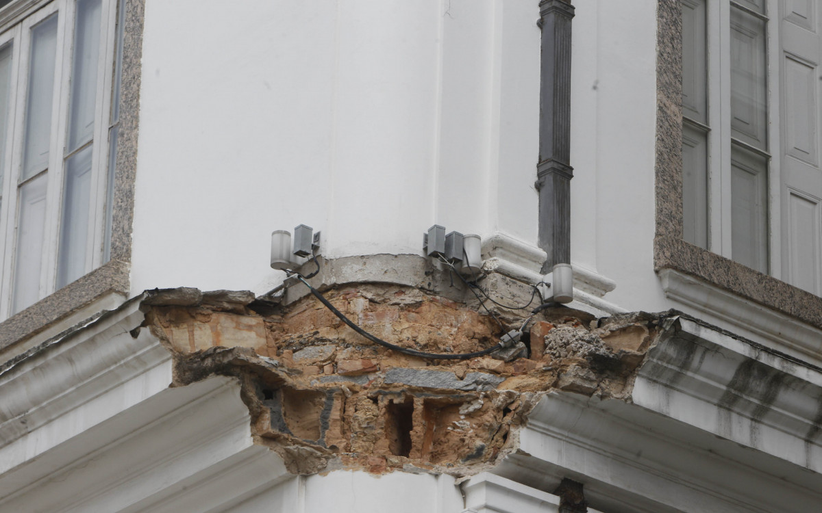 Parte da marquise da sede do Correios, no Centro, segue sem reparos ap&oacute;s desabamento em 2023 - Reginaldo Pimenta/Ag&ecirc;ncia O Dia