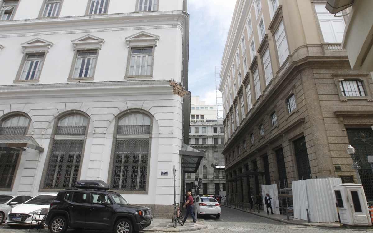Parte da marquise da sede do Correios, no Centro, segue sem reparos ap&oacute;s desabamento em 2023 - Reginaldo Pimenta/Ag&ecirc;ncia O Dia