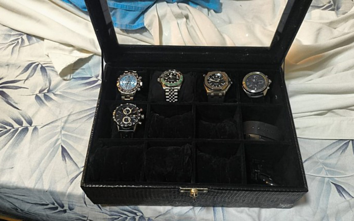 Durante a ação, os agentes apreenderam joias, relógios de luxo, dinheiro em espécie e um cheque de R$ 300 mil - Divulgação/PF