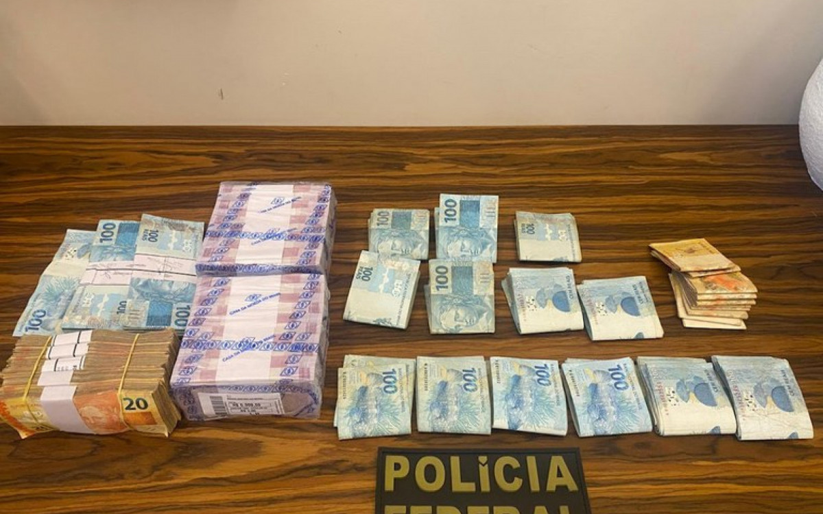 Durante a ação, os agentes apreenderam joias, relógios de luxo, dinheiro em espécie e um cheque de R$ 300 mil - Divulgação/PF