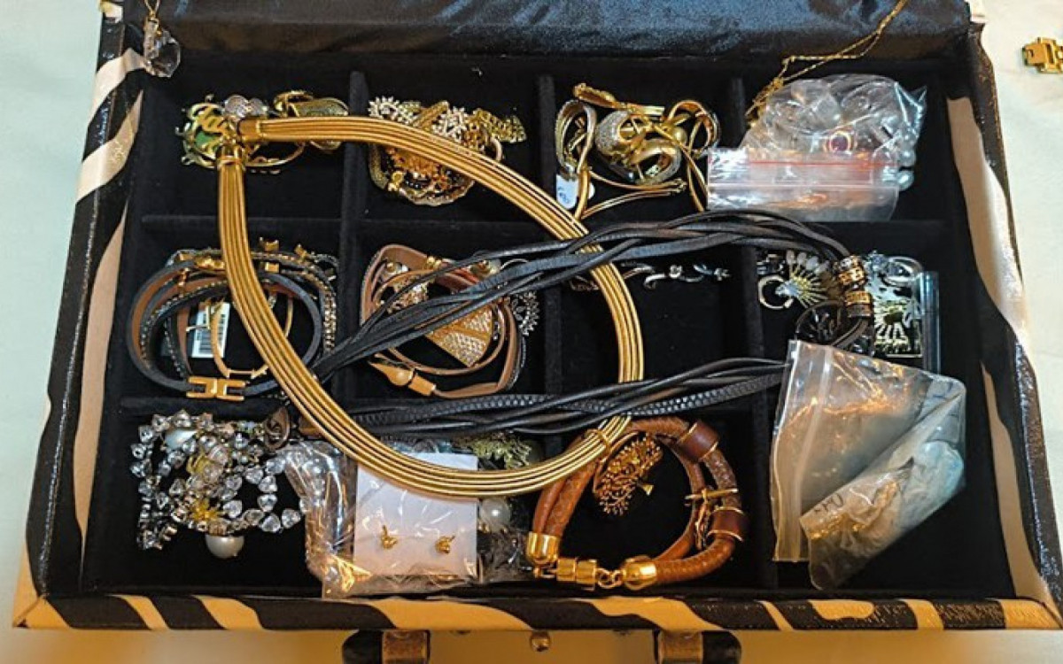 Durante a ação, os agentes apreenderam joias, relógios de luxo, dinheiro em espécie e um cheque de R$ 300 mil - Divulgação/PF