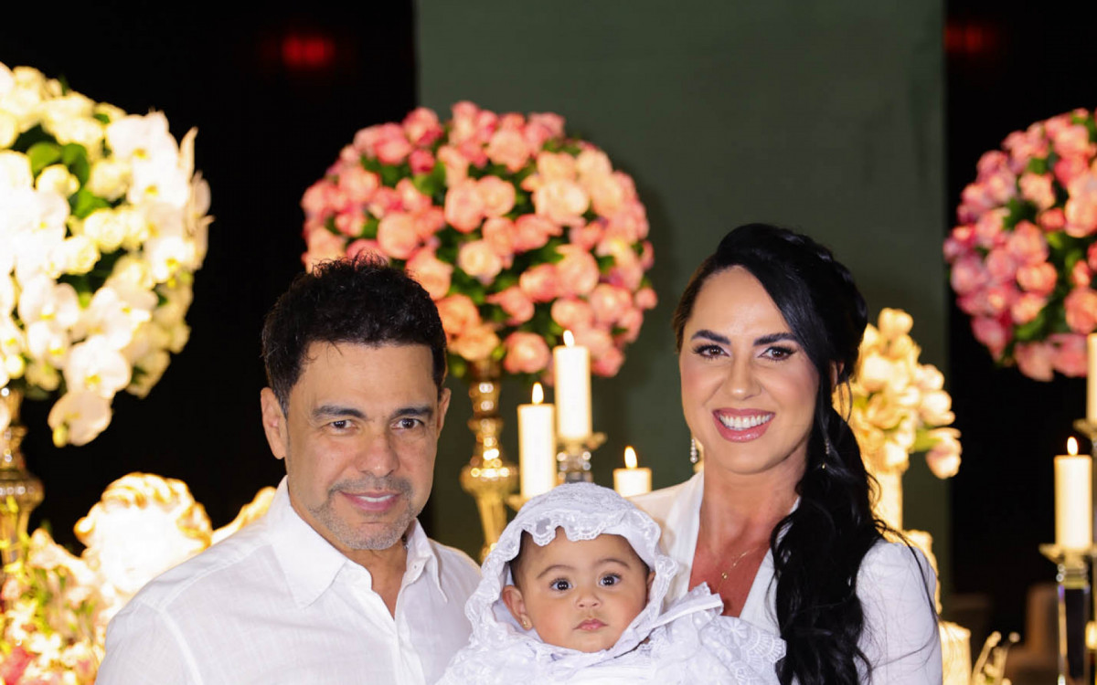 Graciele Lacerda e Zez&eacute; Di Camargo batizam a filha, Clara