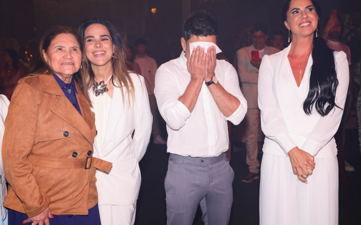 Zez&eacute; Di Camargo vai &agrave;s l&aacute;grimas ao lado da m&atilde;e, Helena, filha, Wanessa, e mulher, Graciele Lacerda