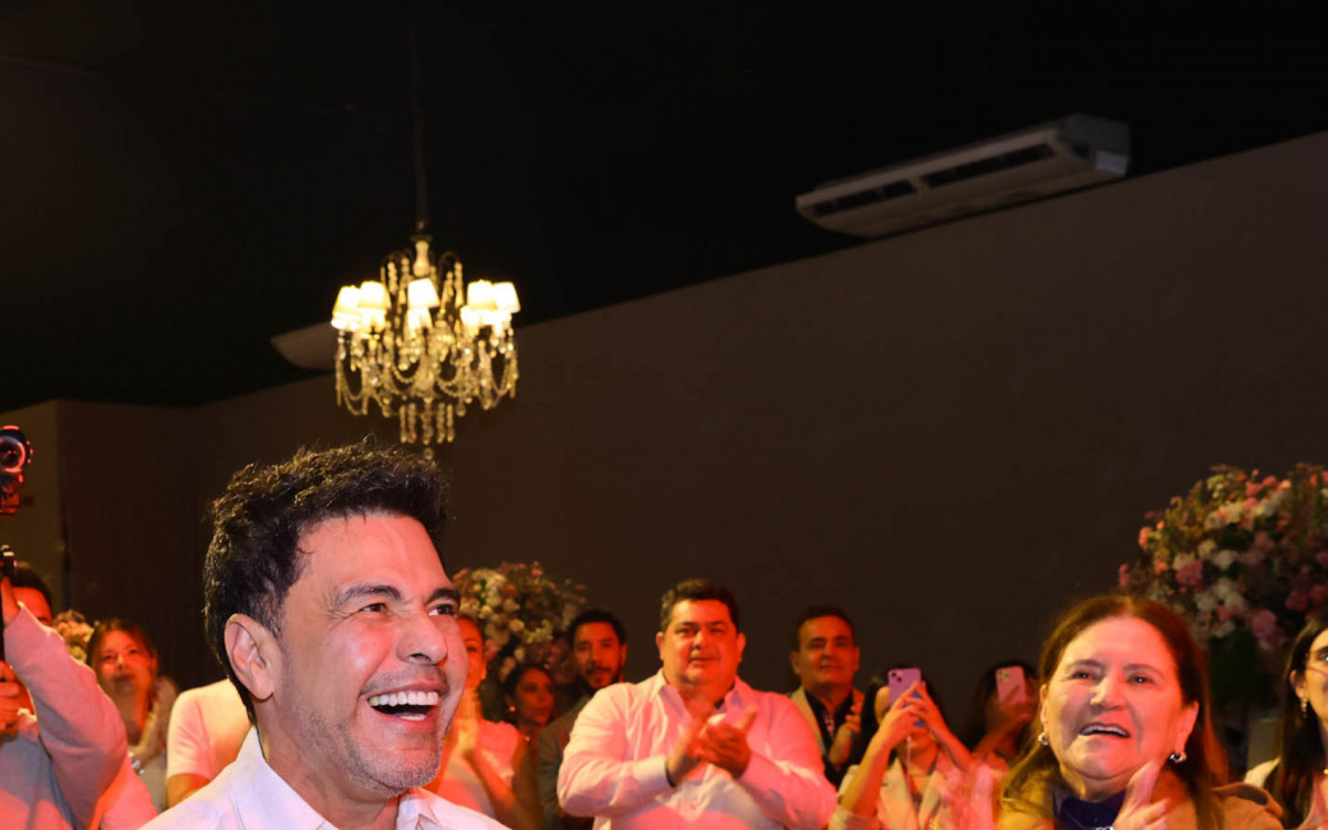 Zez&eacute; Di Camargo &eacute; surpreendido com show de Marcelo Rojas Molinas