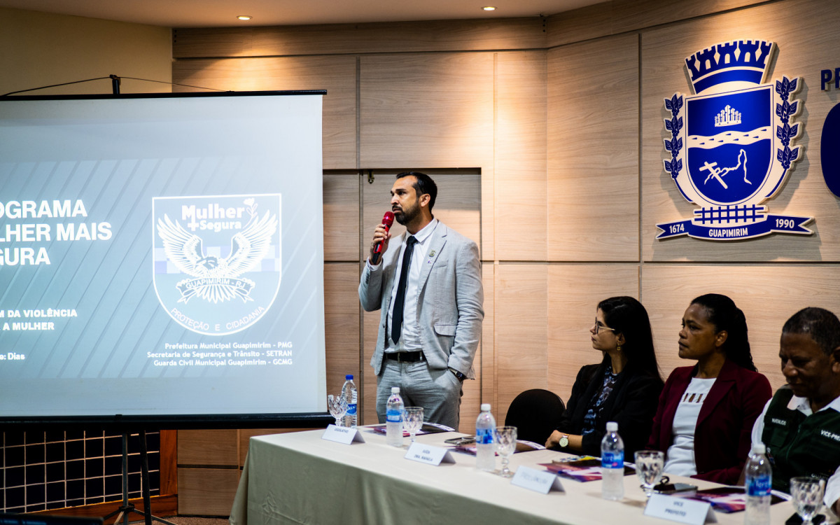 Vereador e Presidente da C&acirc;mara Municipal de Guapimirim, Marlon Rocha, discursando na abertura do evento. - Divulga&ccedil;&atilde;o