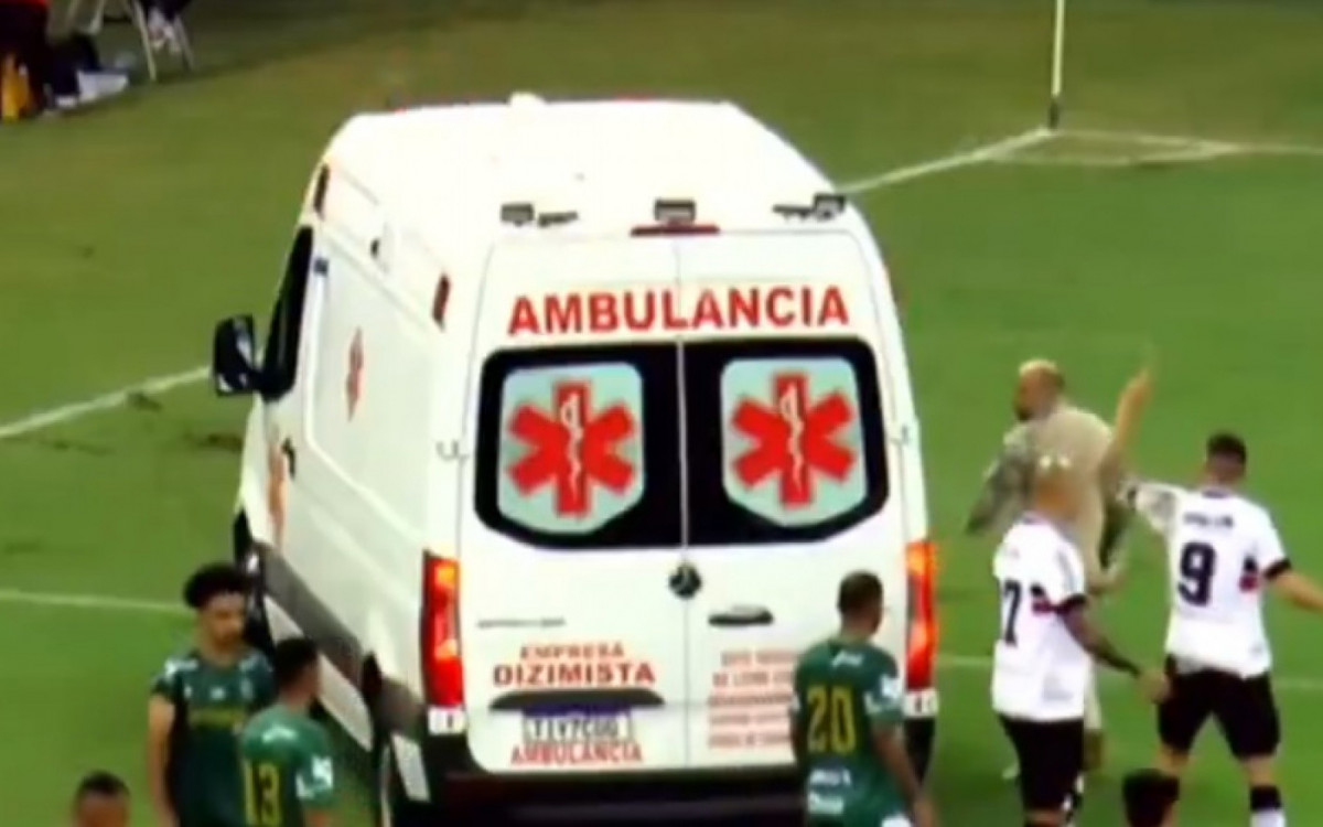 Momento em que Thiago Galhardo, vestindo a camisa 9, grita com o motorista da ambul&acirc;ncia