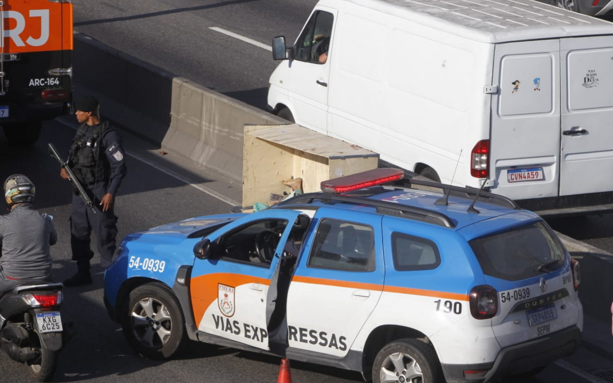 Uma faixa da pista central da avenida, sentido Centro, foi interditada para o trabalhos dos agentes