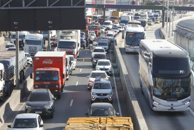 Colisão entre caminhões e moto deixa dois feridos na Avenida Brasil 