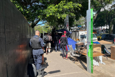 Ferro-velho clandestino que funcionava na calçada é desmantelado na Zona Sul