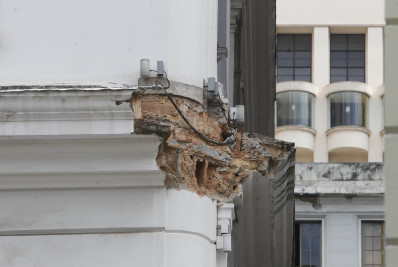 Marquise de prédio histórico dos Correios segue sem reparos mais de dois anos após desabamento