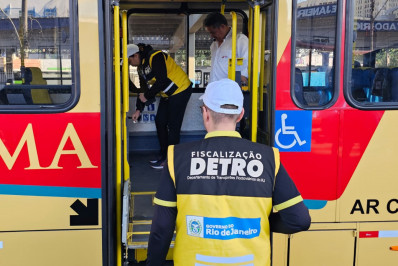 Ônibus é autuado em fiscalização de condições de acessibilidade do Detro