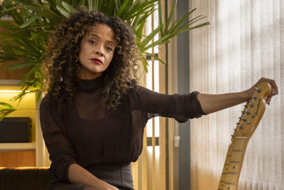 Dona de Mim: Tânia aparece armada na fábrica e dispara contra Jaques