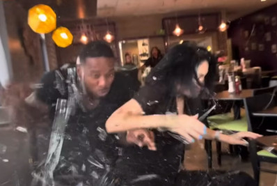 Vídeo! Carro invade restaurante nos EUA e atinge influenciadores que gravavam vídeo de refeição