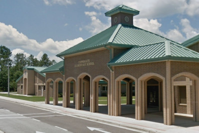 Mãe é presa ao mandar filha para escola com arma na mochila nos EUA