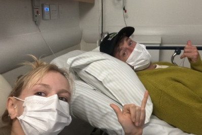 Isabella Scherer surge no hospital com o marido e faz alerta