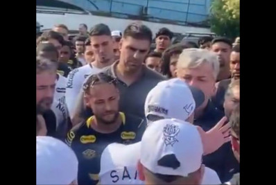 Torcida do Santos invade CT dois dias após goleada sofrida para o Vasco