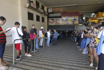 Passageiros seguem enfrentando longas filas para reembolso do Riocard: 'Desorganização total'