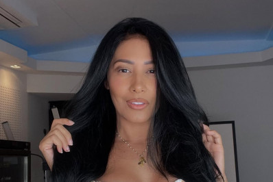 Simaria posa nua em clique na frente do espelho