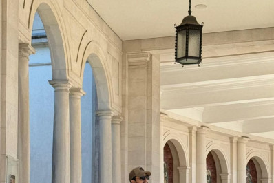 Luan Santana aparece com Jade Magalhães e a filha em passeio por Portugal