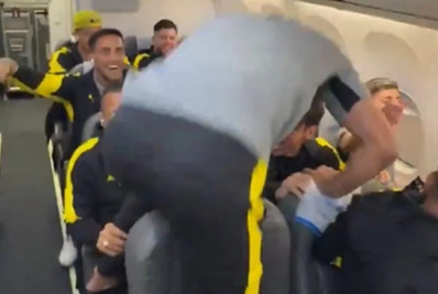 Delegação do Peñarol faz baderna em voo e irrita companhia aérea; veja