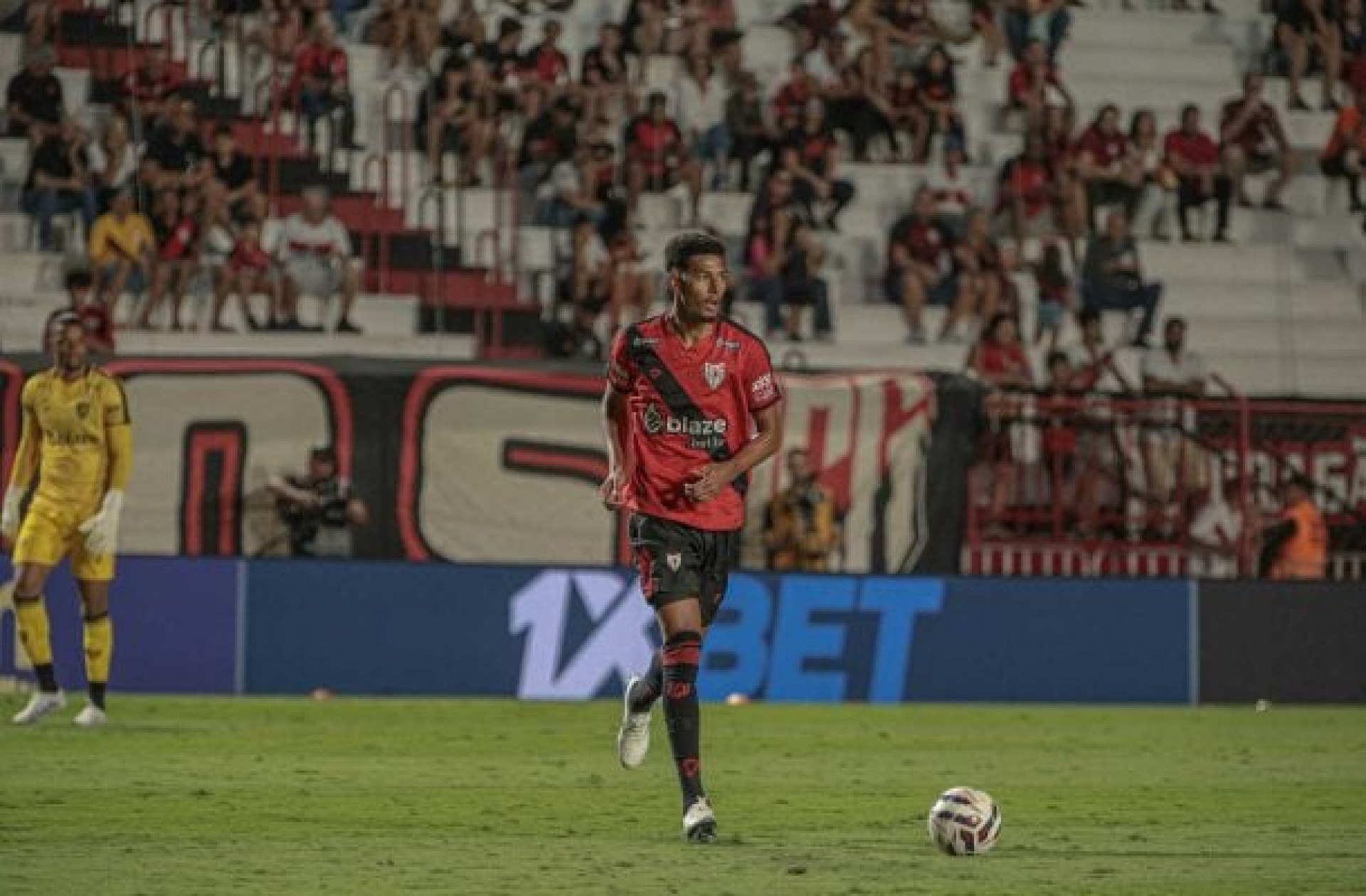 Botafogo faz nova proposta por Alix Vin&iacute;cius, do Atl&eacute;tico-GO