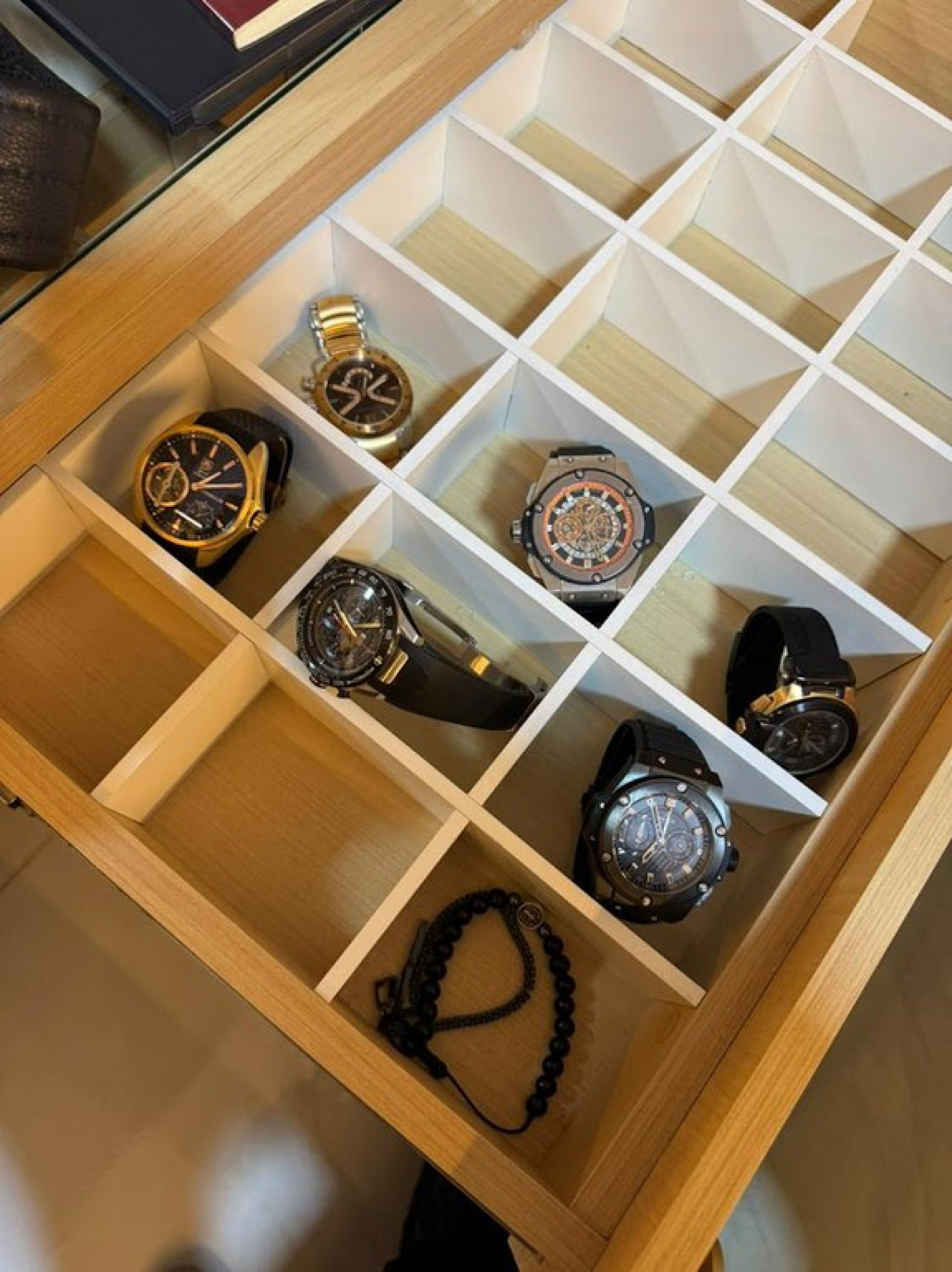 Durante a ação, os agentes apreenderam joias, relógios de luxo, dinheiro em espécie e um cheque de R$ 300 mil - Divulgação/PF