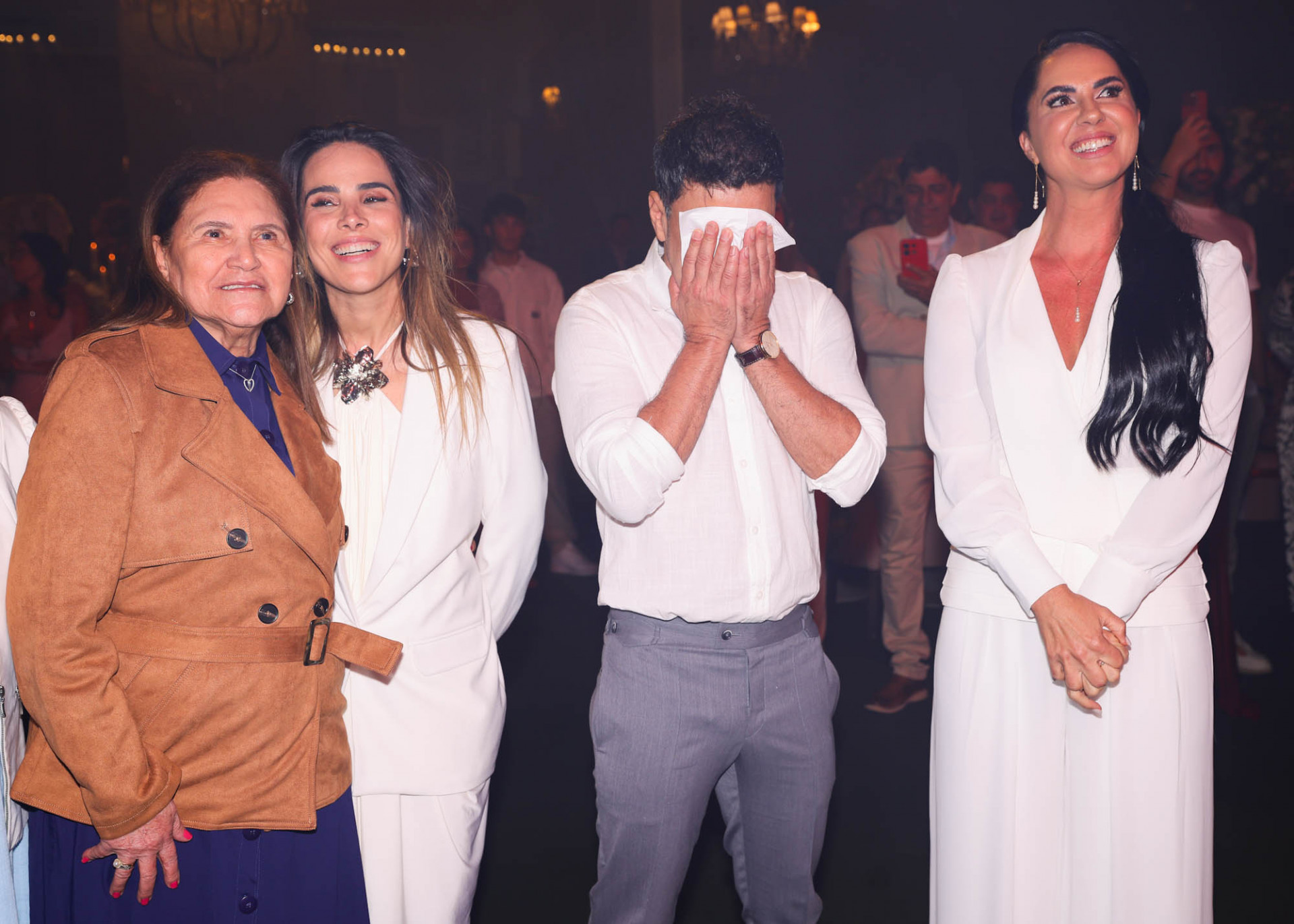 Zezé Di Camargo vai às lágrimas ao lado da mãe, Helena, filha, Wanessa, e mulher, Graciele Lacerda - Manuela Scarpa / Brazil News