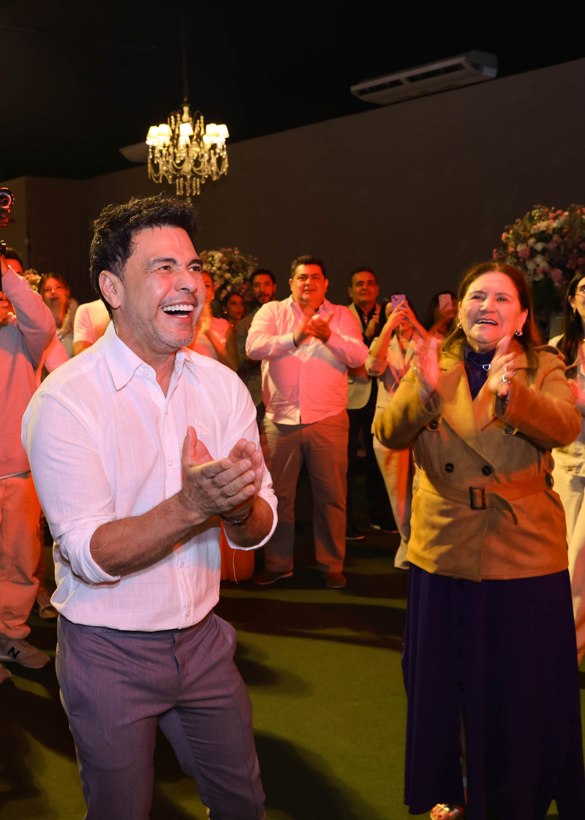 Zezé Di Camargo é surpreendido com show de Marcelo Rojas Molinas - Manuela Scarpa / Brazil News