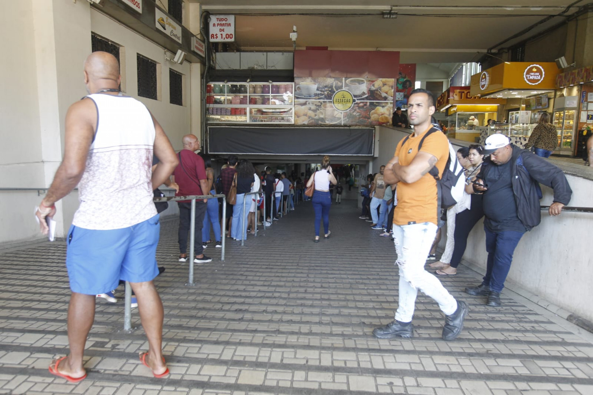 Passageiros enfrentam longa fila na loja da Riocard Mais, na Central do Brasil, nesta terça-feira (19) - Reginaldo Pimenta / Agência O Dia