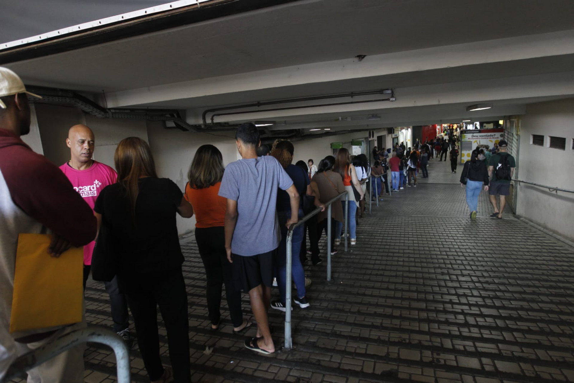 Passageiros enfrentam longa fila na loja da Riocard Mais, na Central do Brasil, nesta terça-feira (19) - Reginaldo Pimenta / Agência O Dia